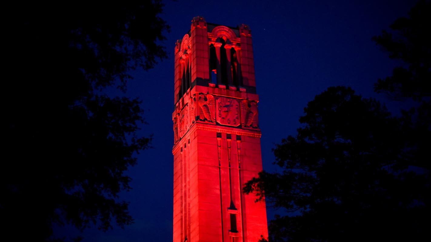 NC州的纪念馆钟楼亮了红色，以庆祝卓越学院。