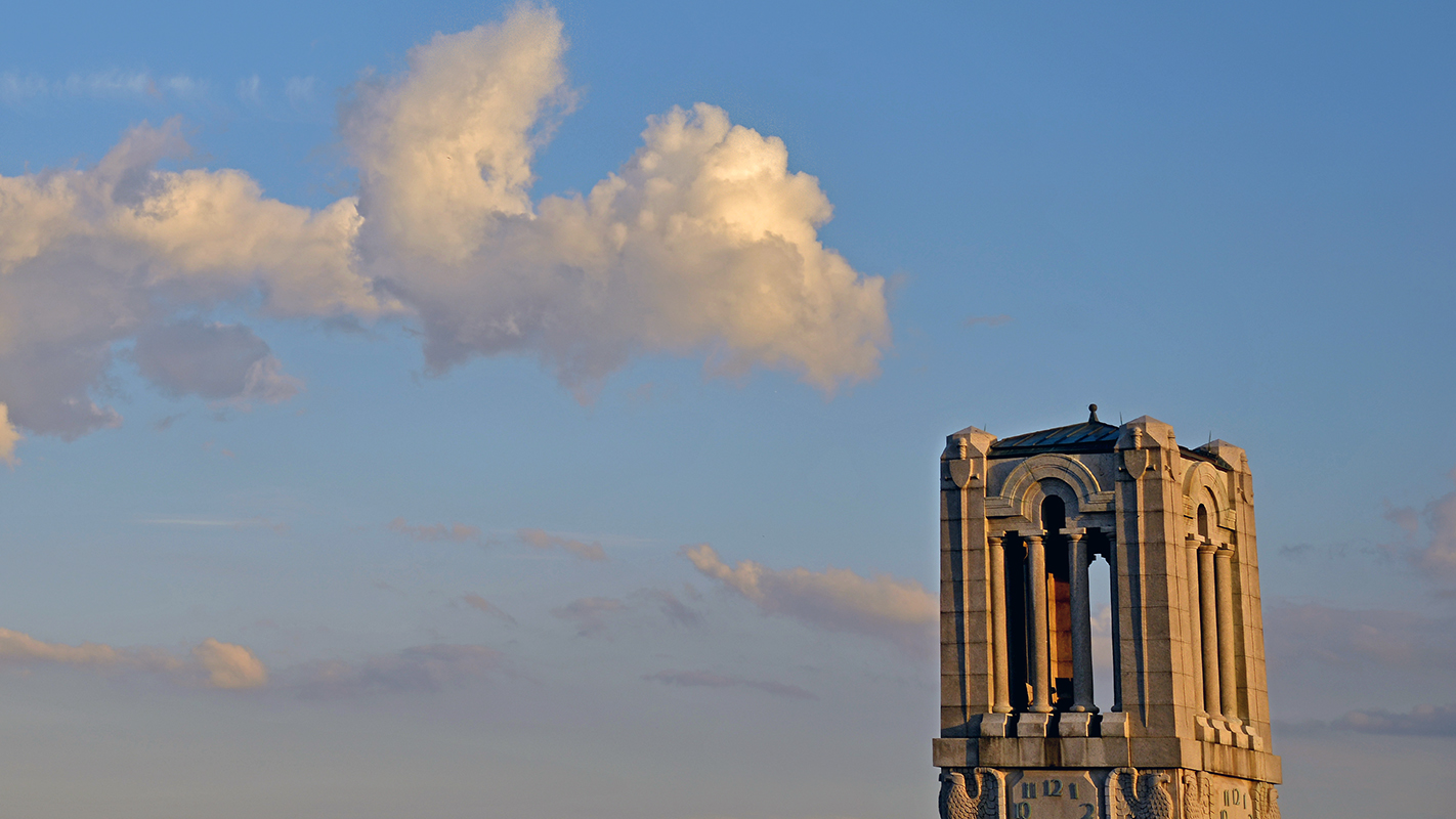 北卡罗莱纳州纪念钟楼的顶部在蓝天白云中隐约可见。