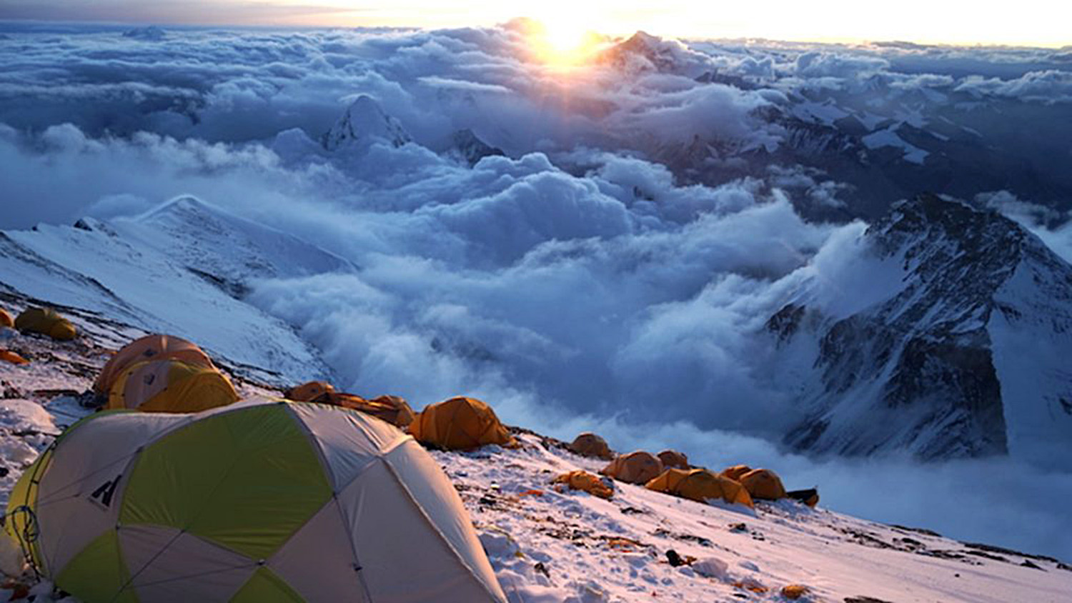 日出看法从珠穆朗玛峰峰顶附近的。