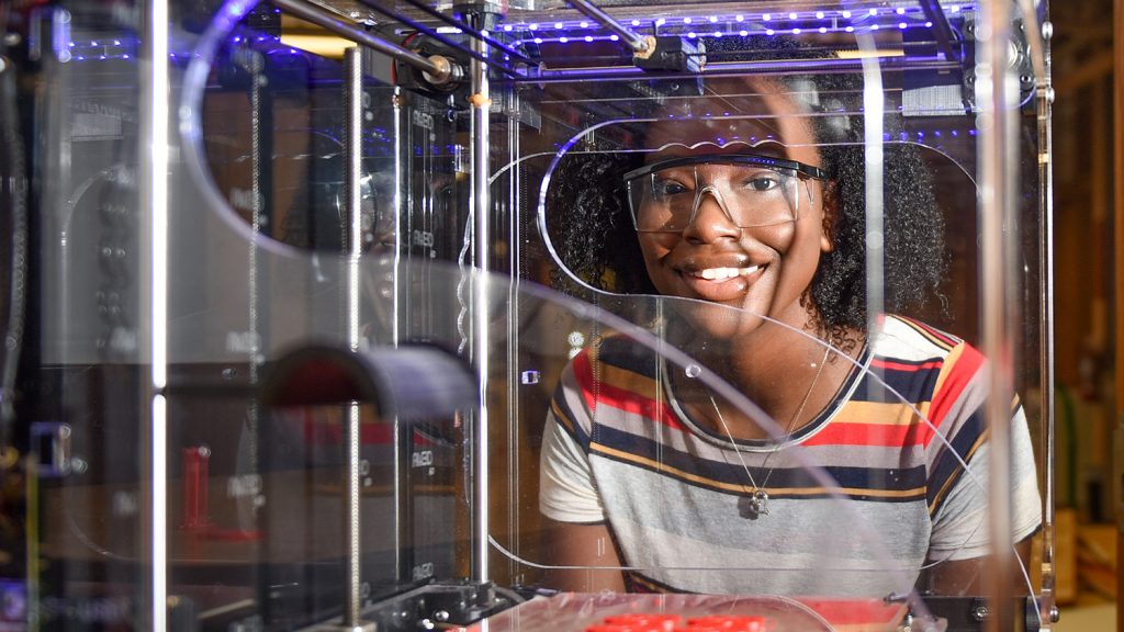 NC州立学生Niambé詹姆斯在自然资源学院使用3D打印机。