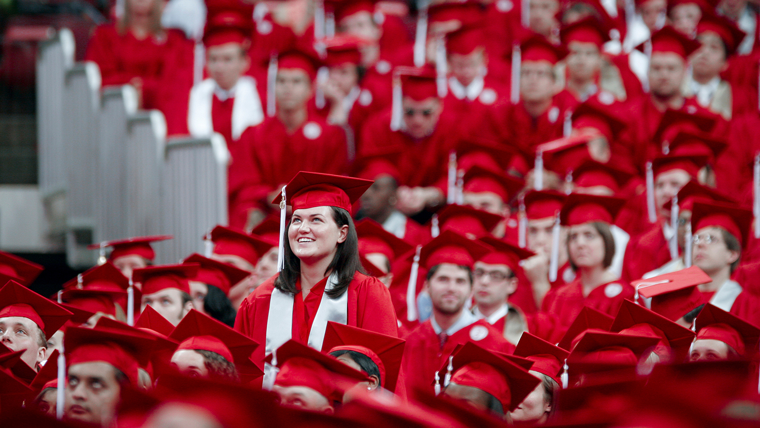 一群穿着学位帽和长袍的毕业生聚在一起