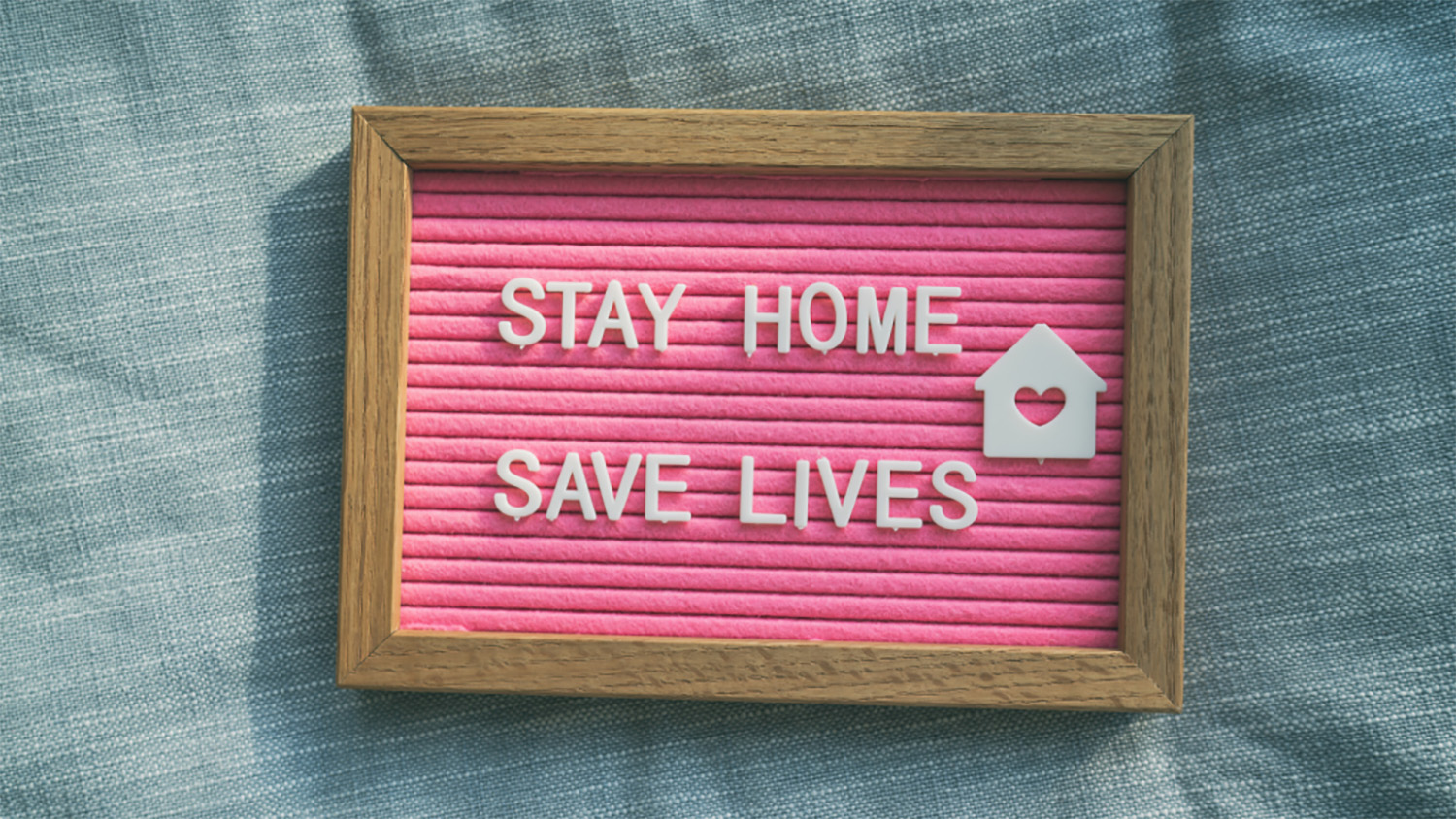 标志说“留在家，拯救生命”