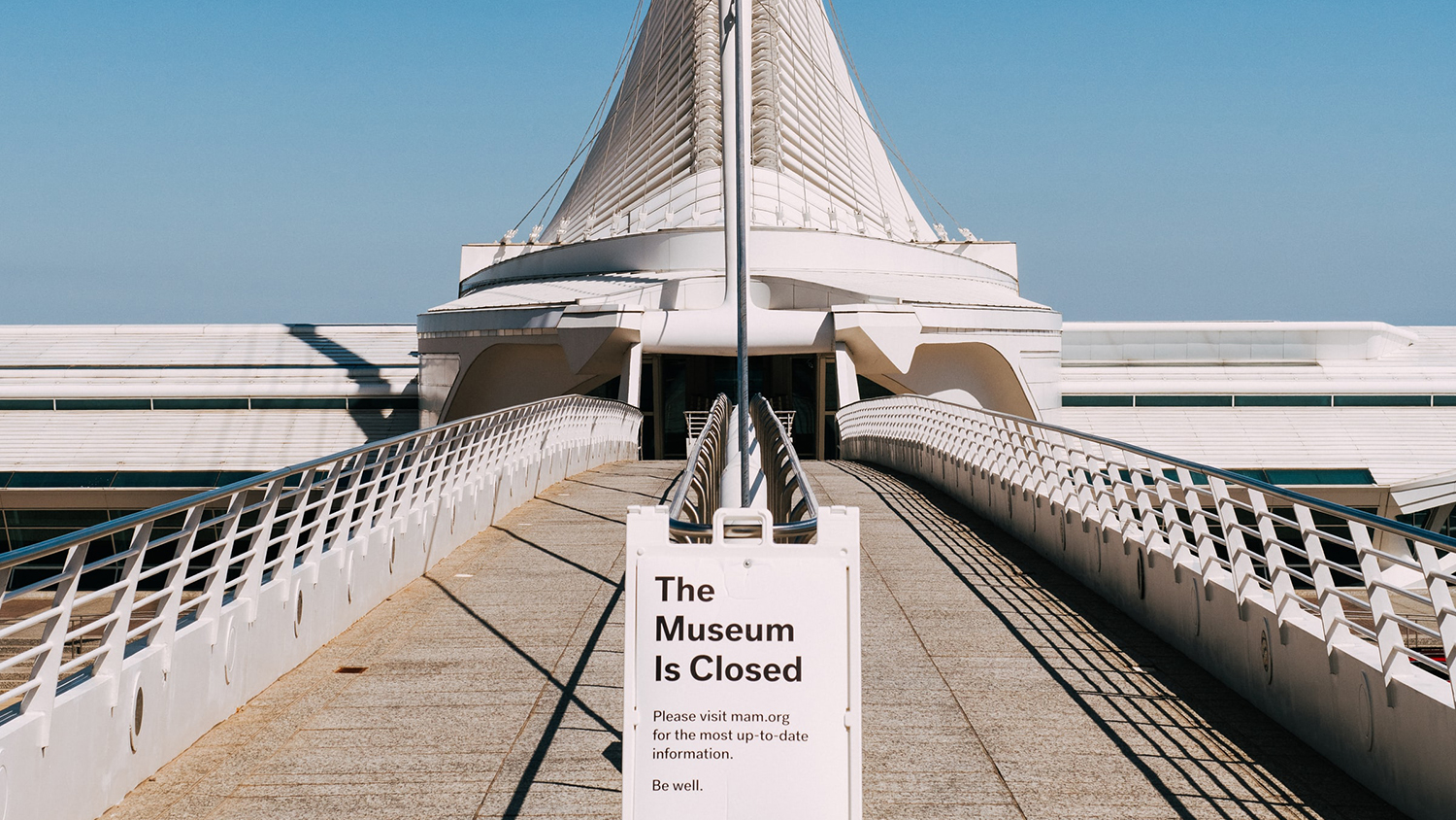 博物馆与封闭的标志在前面