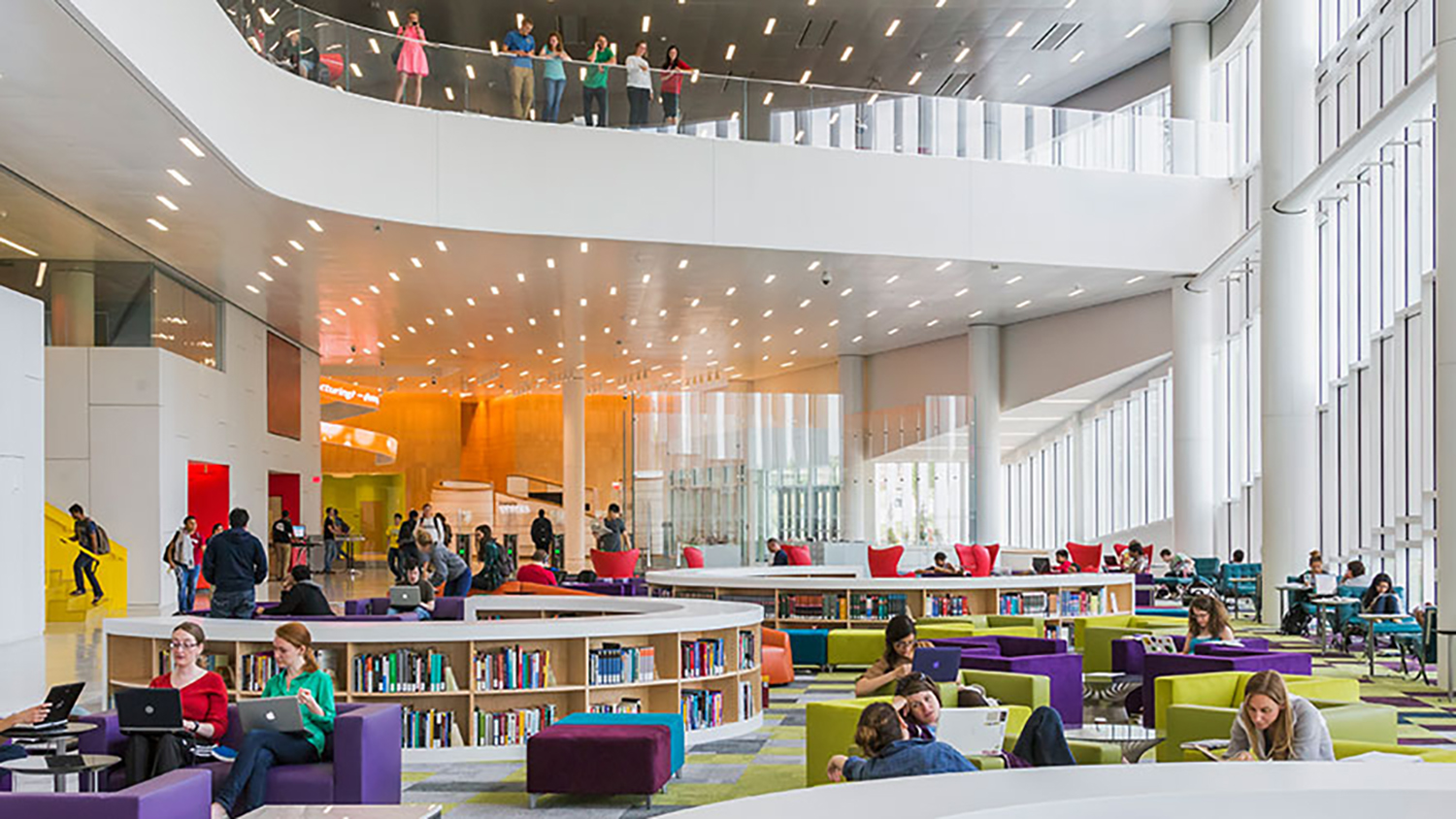 学生们聚集在明亮通风的亨特图书馆阅览室里阅读。