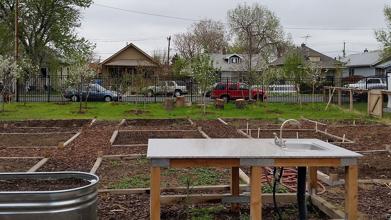 工作台和花园地块在一个大的围栏区域