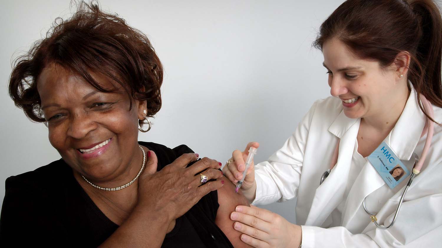 妇女接受疫苗注射