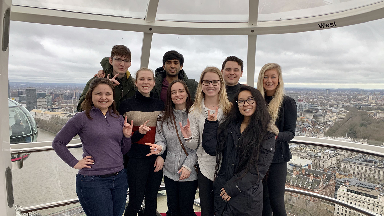 学生们在高高的伦敦城的玻璃观察舱中拍照。