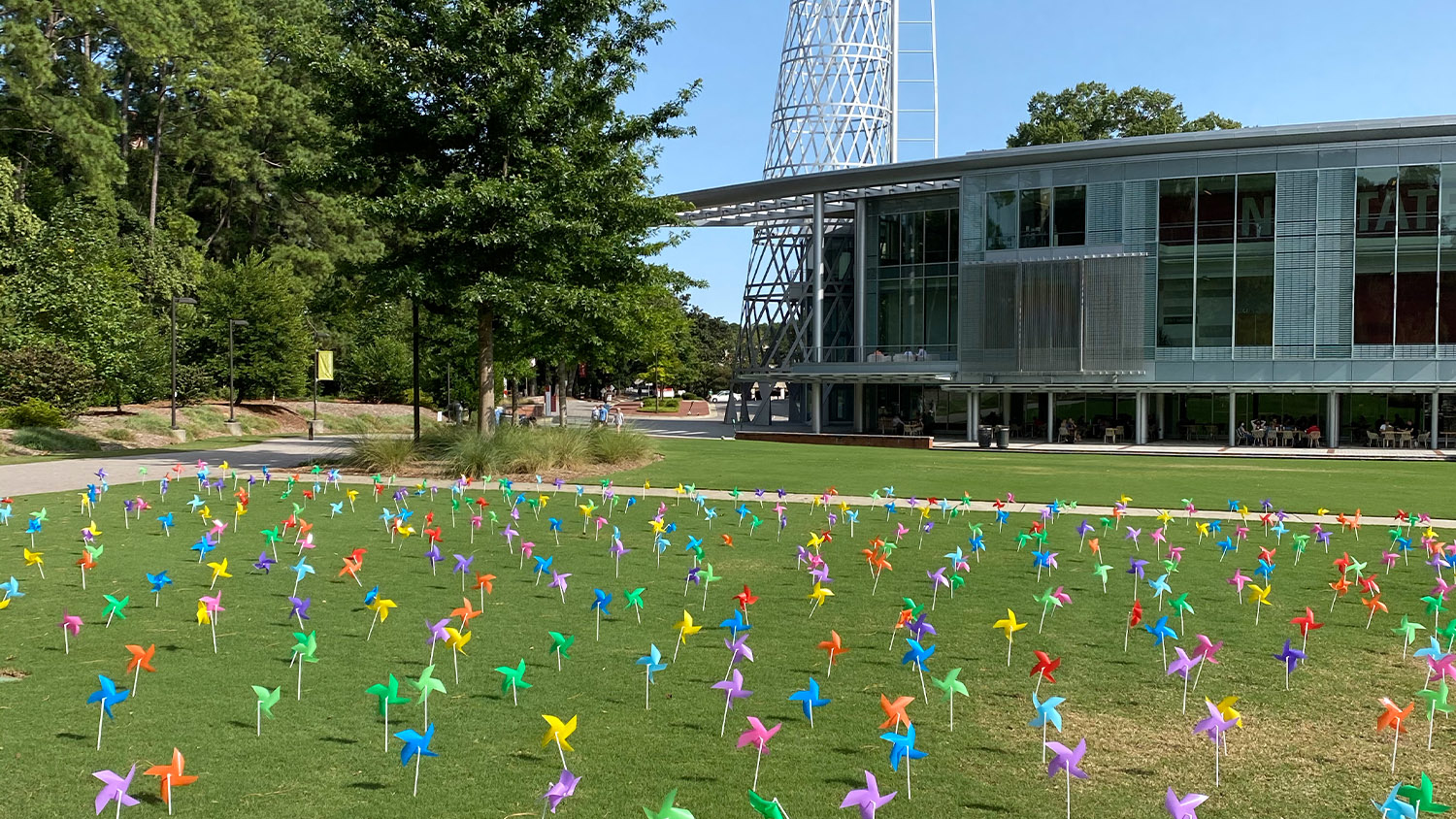 在塔利学生会前的草坪上展示风车，以纪念自杀预防月