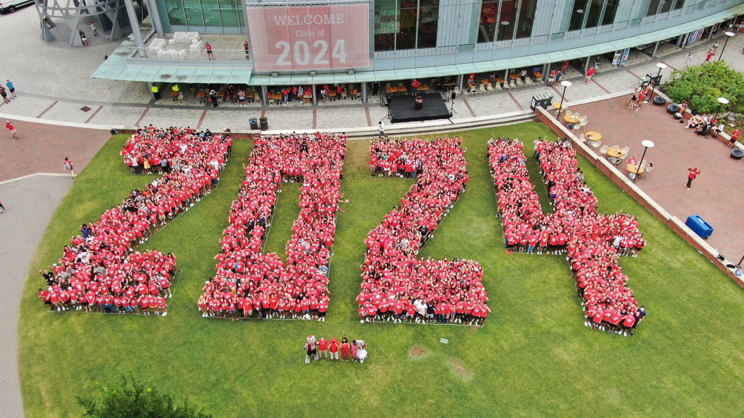 来自2024年级的学生的一张空中照片，形成了Stafford Commons的“2024”。