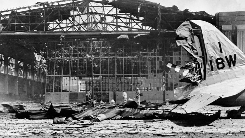 1941年12月7日，夏威夷希卡姆基地，严重受损的11号机库的后视图。图片来源:美国国会图书馆。