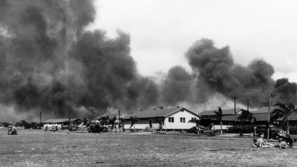 在日本偷袭珍珠港期间，从夏威夷希卡姆机场机库大道的阅兵场上看到的兵营。图片来源:国家公园管理局。