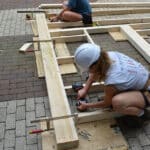 学生用电钻钻木块孔时搭建框架结构