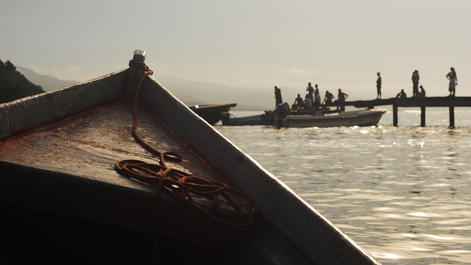 A Kuna boat heading toward a fishing dock.