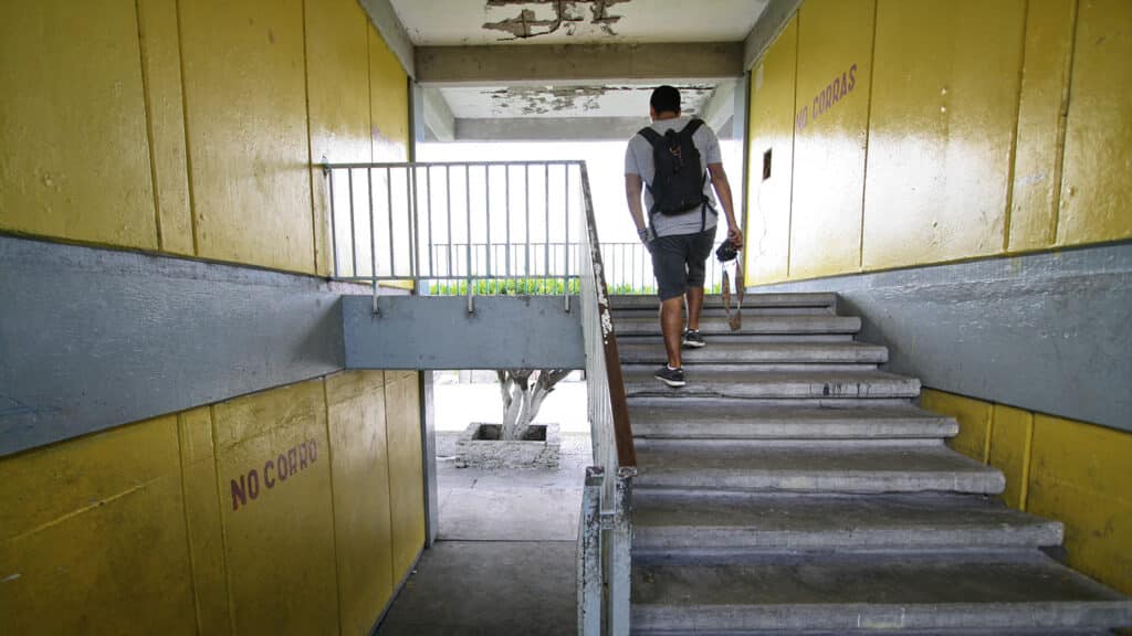 Saul Flores在墨西哥Atimeco学校爬楼