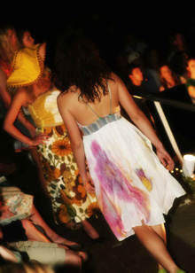 Ashley Newsome的2004年艺术佩戴系列由复古面料组成，这些织物是“升级”，给他们一个新鲜的外观。