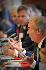 杜克能源首席执行官吉姆·罗杰斯在会上发表讲话。