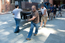 学生们在利泽礼堂外举着钢梁。