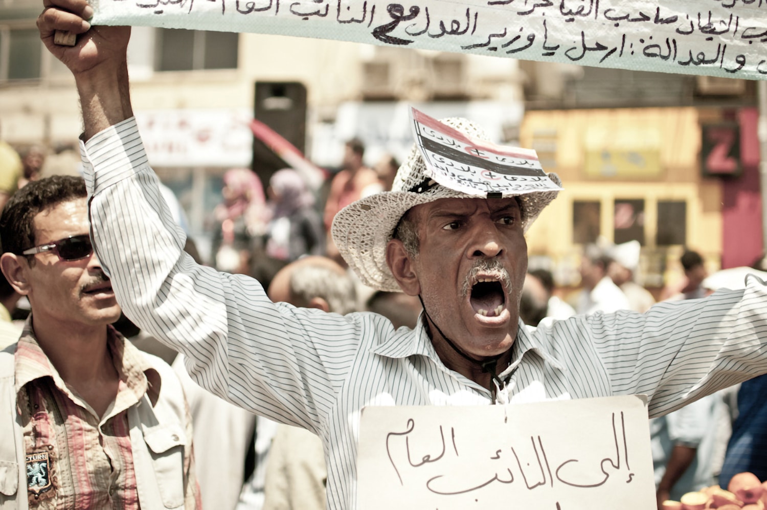 抗争者在突尼斯街上游行