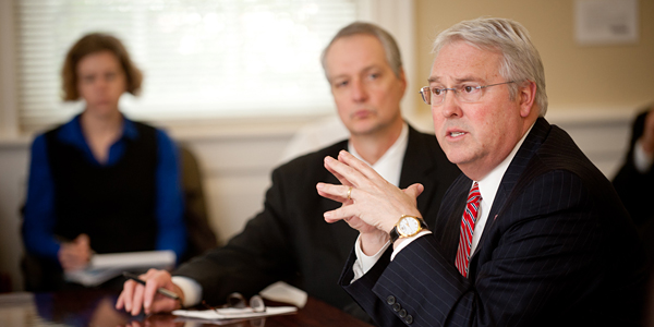 校长伍德森与银行实施团队遇到。