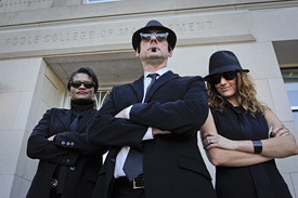 Poole Management学院的员工朝着竞选精神，或者真的就像蓝调兄弟一样。