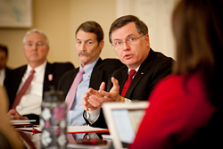 副总裁Charles D. Leffler前景，认可跨校园提供金融和人力资源服务的新模式。