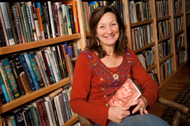 jill mccorkle在她的Hillsborough农舍的研究中。