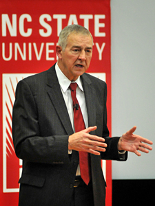 在峰会期间，吉姆·古德奈特。