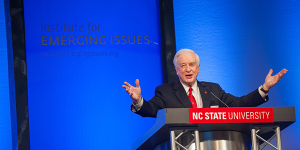 吉姆·亨特在新兴问题论坛的舞台上。