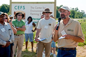 Matt Poore采访农民。