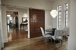 在厨房外的角落吃早餐。