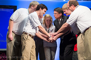年代tudents huddle with governor.