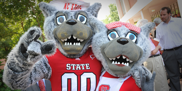 WUF先生和夫人参加了奠基仪式。