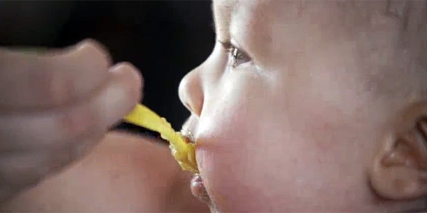 一个婴儿在吃婴儿食品。