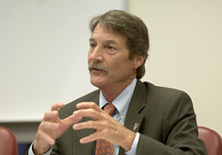 Scott Inkley在开会。