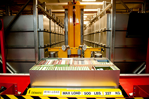 书等着被放回图书机器人。