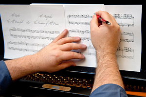 Scearce的手放在乐谱上。