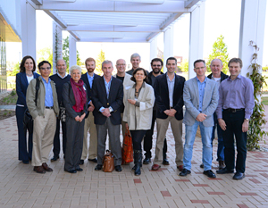 在亨特图书馆前的代表团。