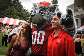 WUF先生与学生造成姿势。