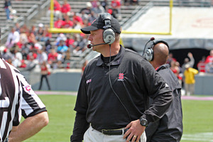 在领域的教练划船。