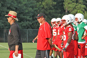 在领域的教练划船。