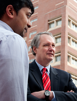 NC州总理兰迪伍德森，Provost Warwick Arden和学生政府领导人与砖木中的学生聊天。