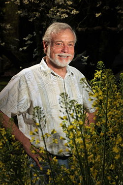 弗雷德在他的花园里。