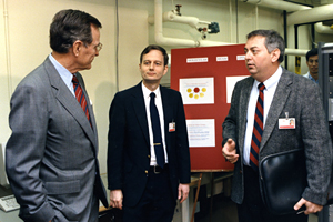 布什在实验室里。