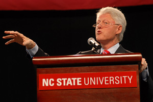 领奖台的克林顿。