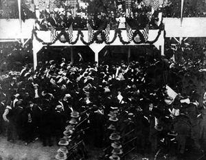 罗斯福总统在舞台上。