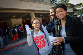学生拿着门票。