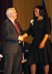 总理兰迪伍德森祝贺伊娃盖头。