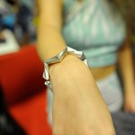 同样的手镯，引发和绘画后。