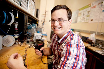 2014年纺织和生物医学工程毕业生布莱恩·科芬