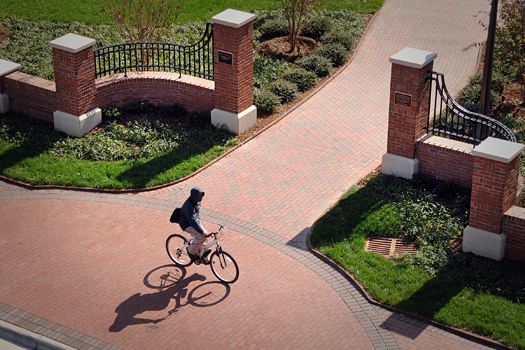 学生自行车沿着Hillsborough街的Watauga俱乐部门。